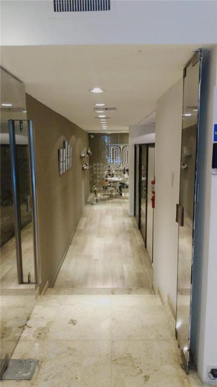 Excelente Oficina en Planta Baja con Entrada Independiente Tipo Local. Seguridad 24 Hs, en La Mejor 3