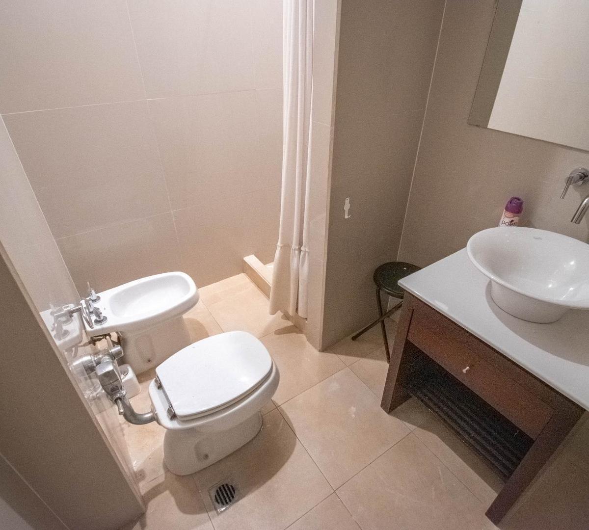 Contrafrente, Buena Distribución, 2 Baños, Buen Edificio 5