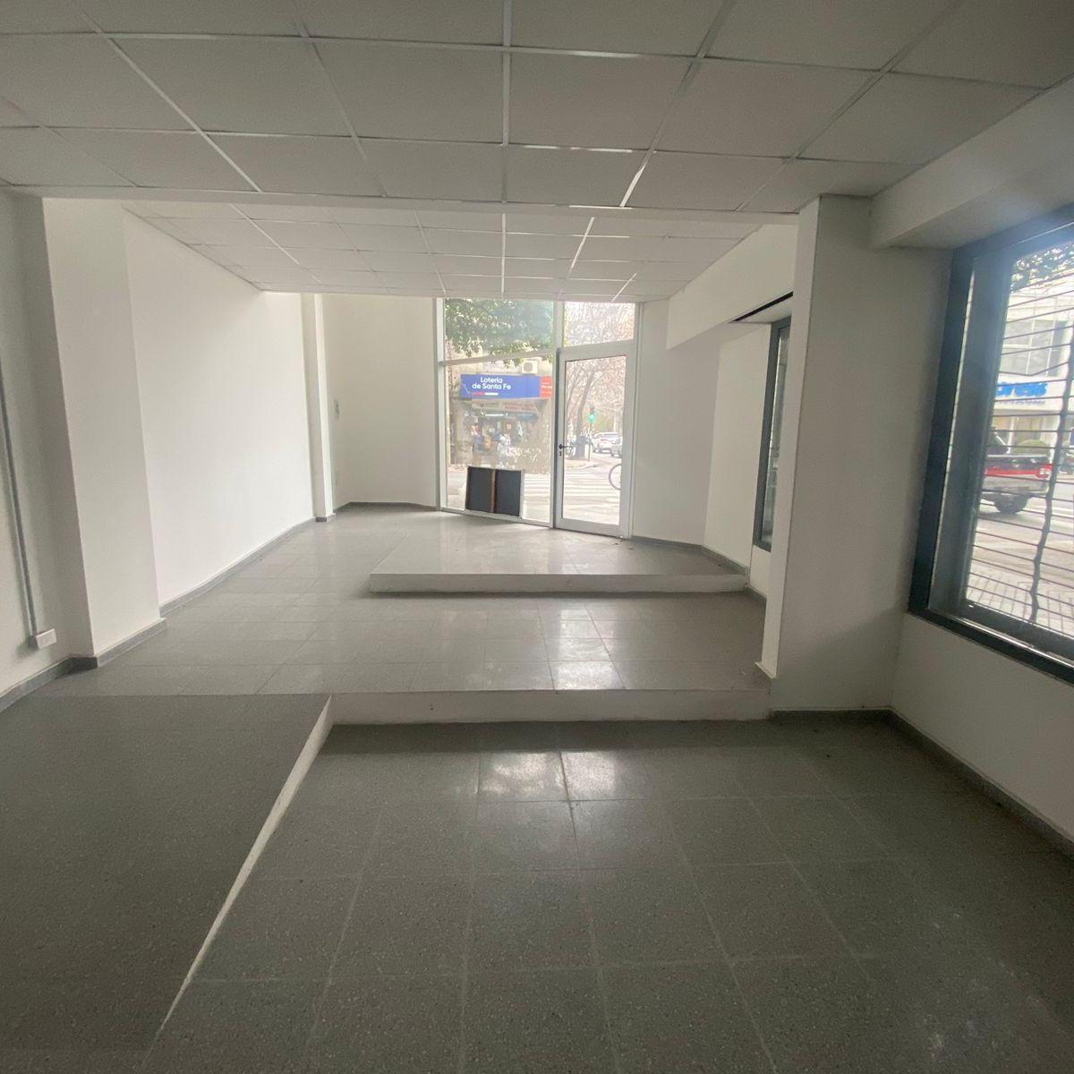 Foto de ESQUINA Urquiza y Ov Lagos - Imponente Local - Ideal Concesionarias, imagen 2