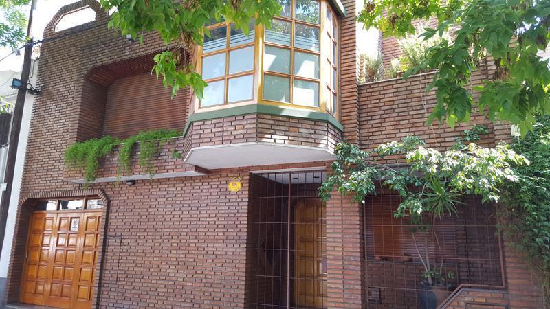 Venta   casa   4 dormitorios   Amplio Jardín Rosario