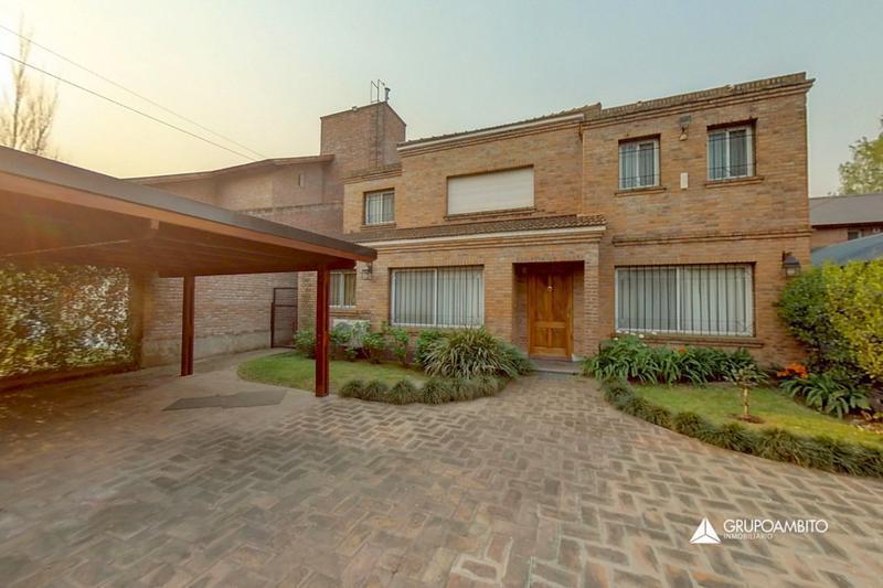 Importante Propiedad Sobre Bv. Argentino. Jardin y Piscina. 4