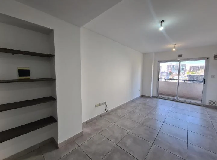 Monoambiente con balcón al frente la sexta 4