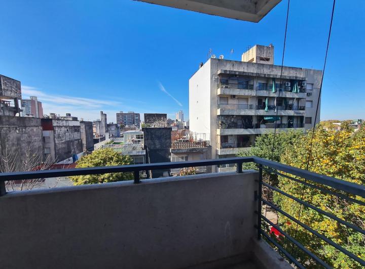 Monoambiente con balcón al frente la sexta 5