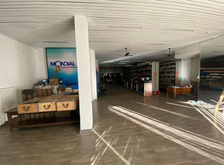 Alquiler imponente local 430 m2 en San Martín al 2000 - Rosario 2