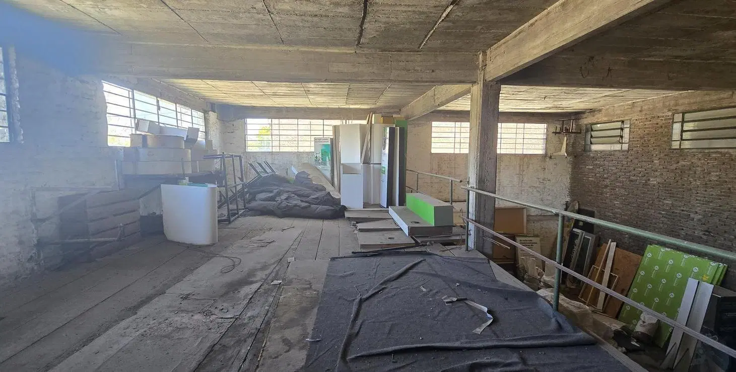 Venta Galpón Esquina Iriondo y Galvez a mts de Bv. 27 de Febrero Dos Galpones Juntos o Separados 3