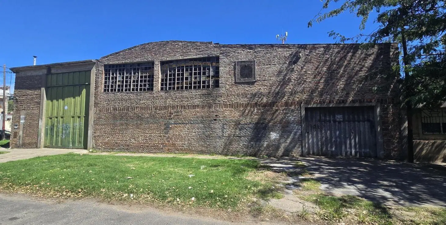 Venta Galpón Esquina Iriondo y Galvez a mts de Bv. 27 de Febrero Dos Galpones Juntos o Separados 4
