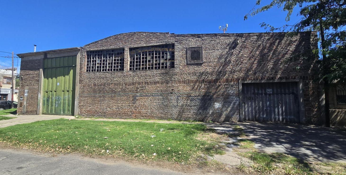 Venta Galpón Esquina Iriondo y Galvez a mts de Bv. 27 de Febrero Dos Galpones Juntos o Separados