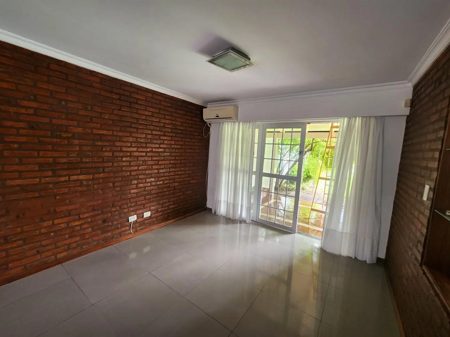 Excelente casa con amplio Jardín y pileta en Fisherton tradicional. 3
