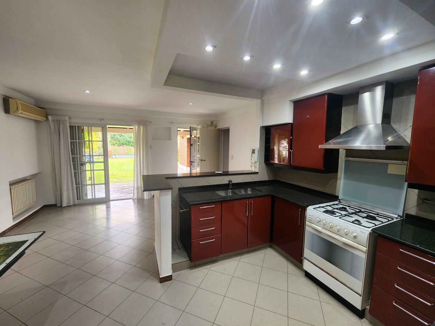 Foto de Excelente casa con amplio Jardín y pileta en Fisherton tradicional., imagen 4
