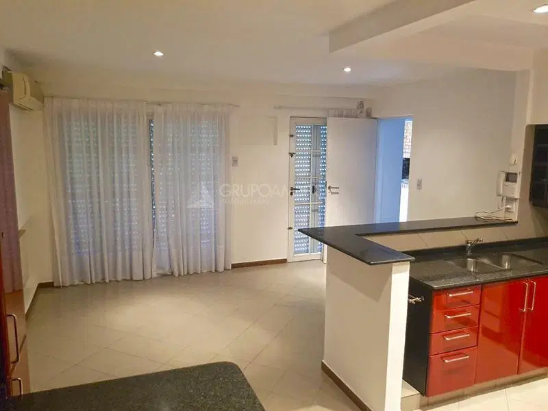 Excelente casa con amplio Jardín y pileta en Fisherton tradicional. 5