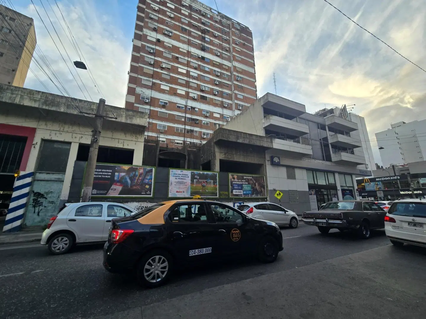 Imponente Local - Corrientes a mts de Av. Pellegrini - A Terminar. 2