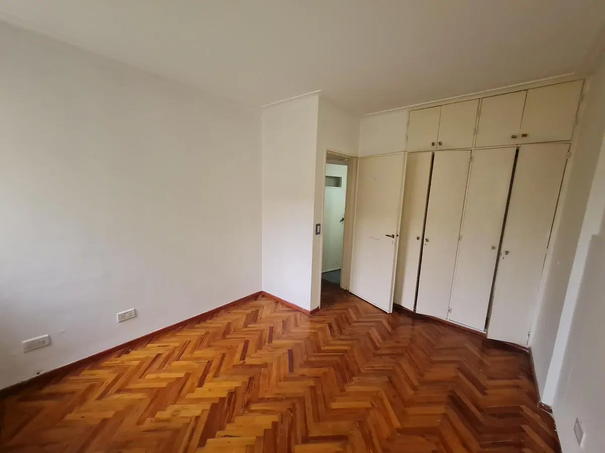 Departamento PB. Cocina separada. Amplio. Edificio con Jardín. 1
