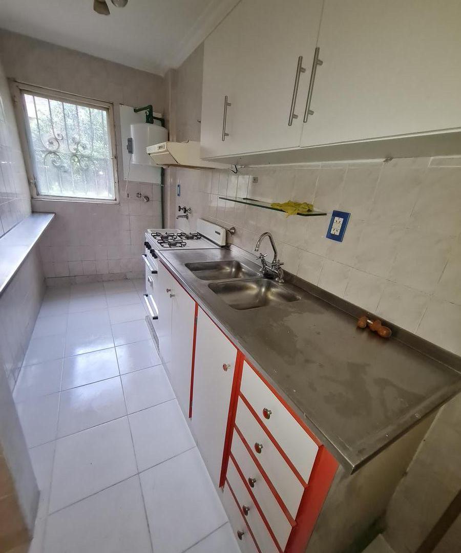 Foto de Departamento PB. Cocina separada. Amplio. Edificio con Jardín., imagen 2