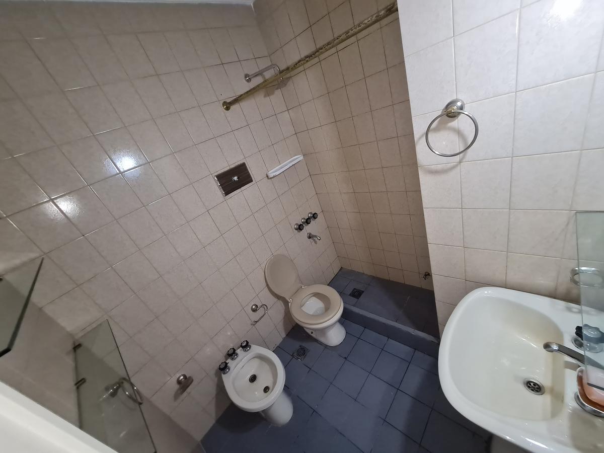 Foto de Departamento PB. Cocina separada. Amplio. Edificio con Jardín., imagen 3