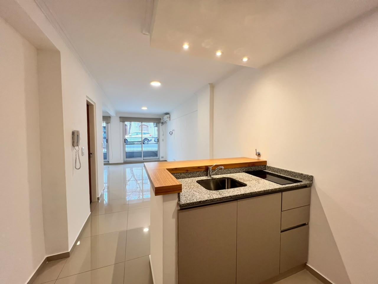 Foto de Alquiler Departamento Rosario Abasto Monoambiente Planta Baja Nuevo A/C, imagen 1