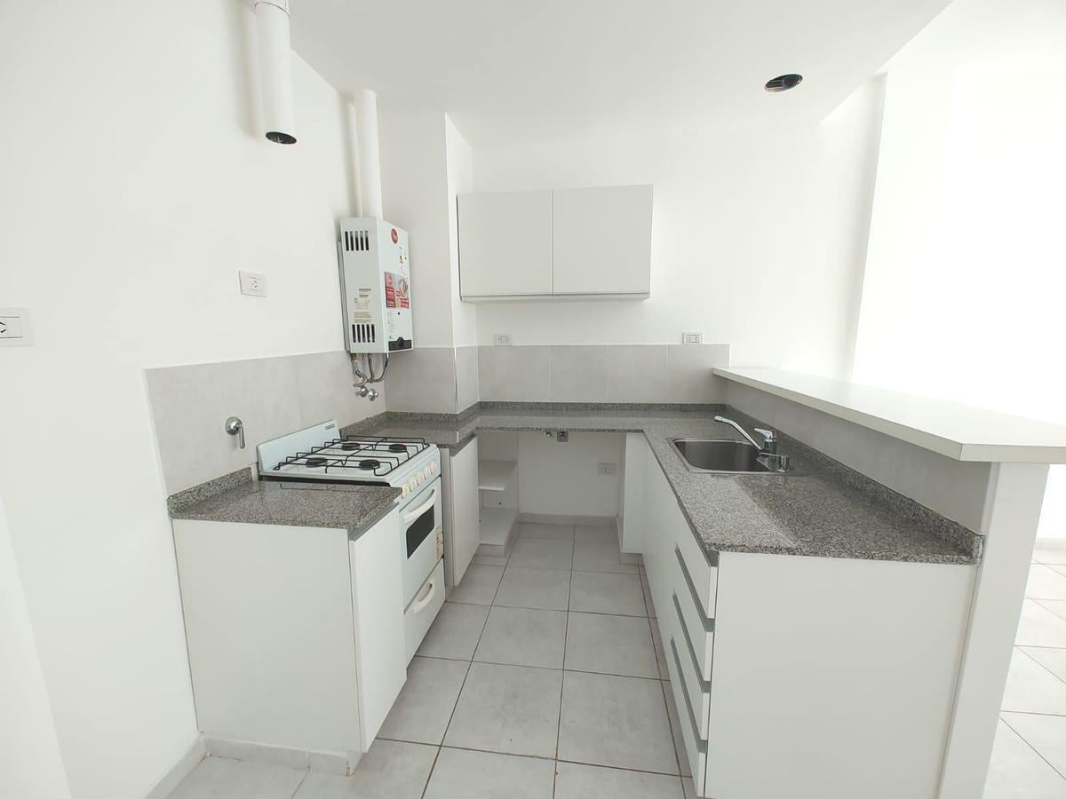Foto de Alquiler departamento Rosario Planta baja Con Patio a mts de Av San, imagen 3