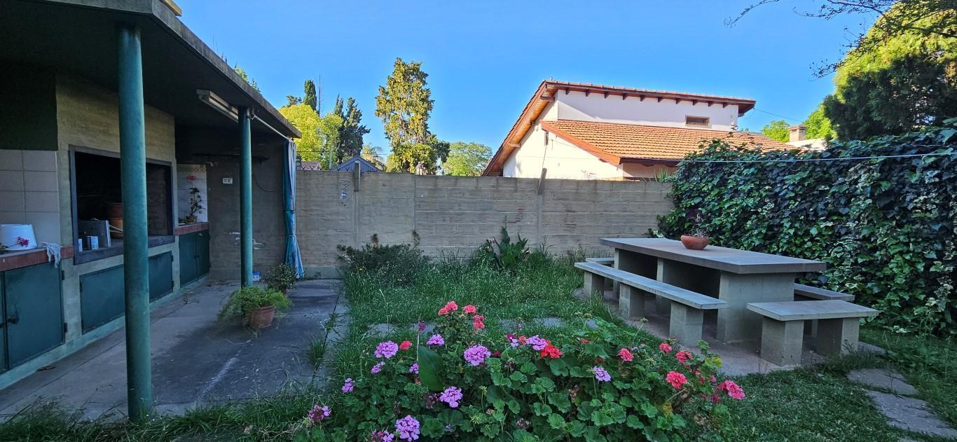 Foto de Venta Casa 2 dormitorios Jardín Cochera Barrio Santa Rita a metros del, imagen 2