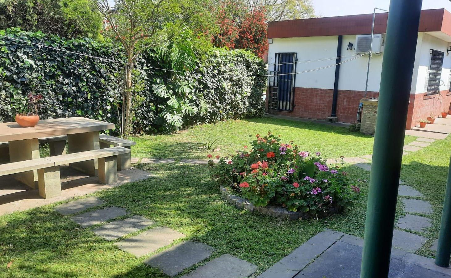 Foto de Venta Casa 2 dormitorios Jardín Cochera Barrio Santa Rita a metros del, imagen 3