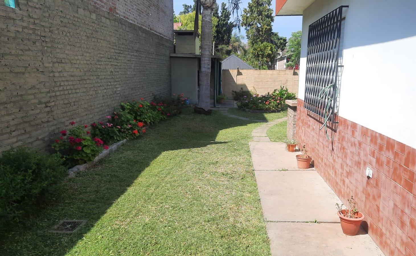 Foto de Venta Casa 2 dormitorios Jardín Cochera Barrio Santa Rita a metros del, imagen 5