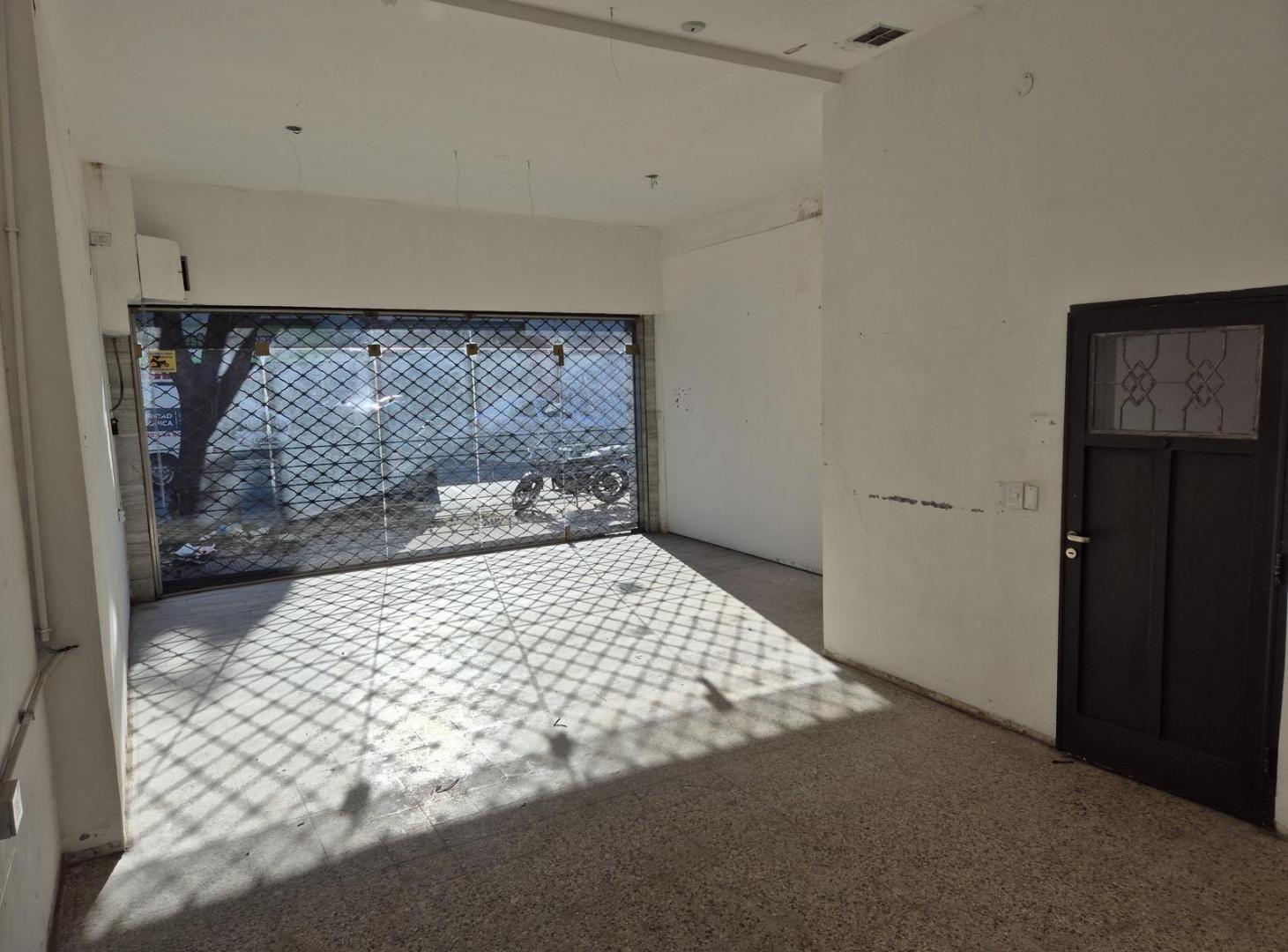 Foto de Práctico local con depósito de 300 m2 en zona comercial - Rosario, imagen 2