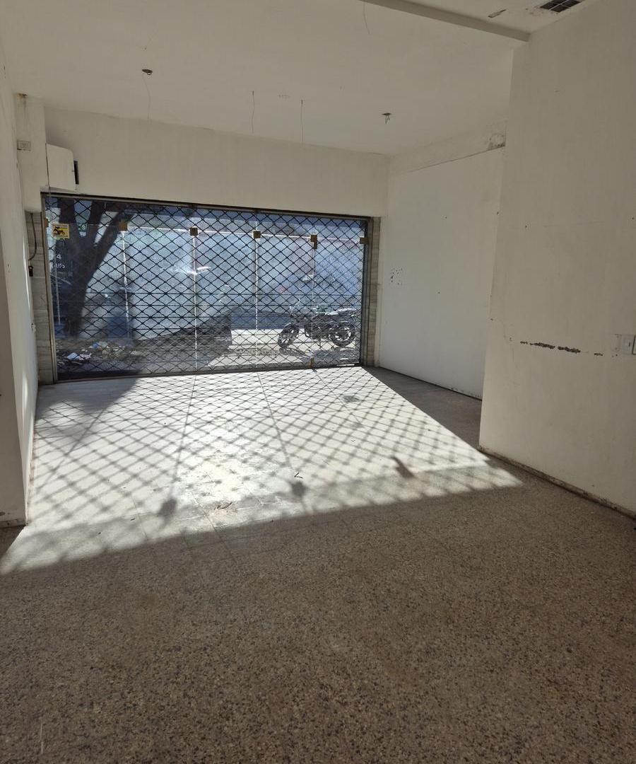 Foto de Práctico local con depósito de 300 m2 en zona comercial - Rosario, imagen 3