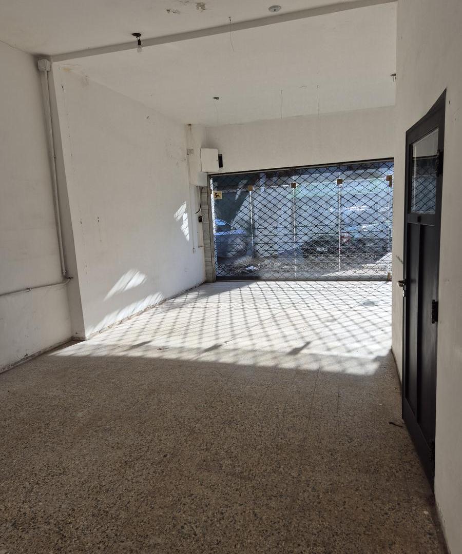 Foto de Práctico local con depósito de 300 m2 en zona comercial - Rosario, imagen 1