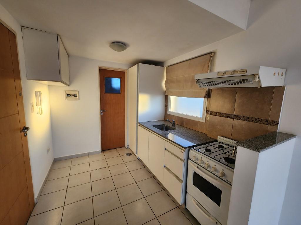 Foto de Alquiler departamento monoambiente Rosario Echesortu con amplio balcón, imagen 4