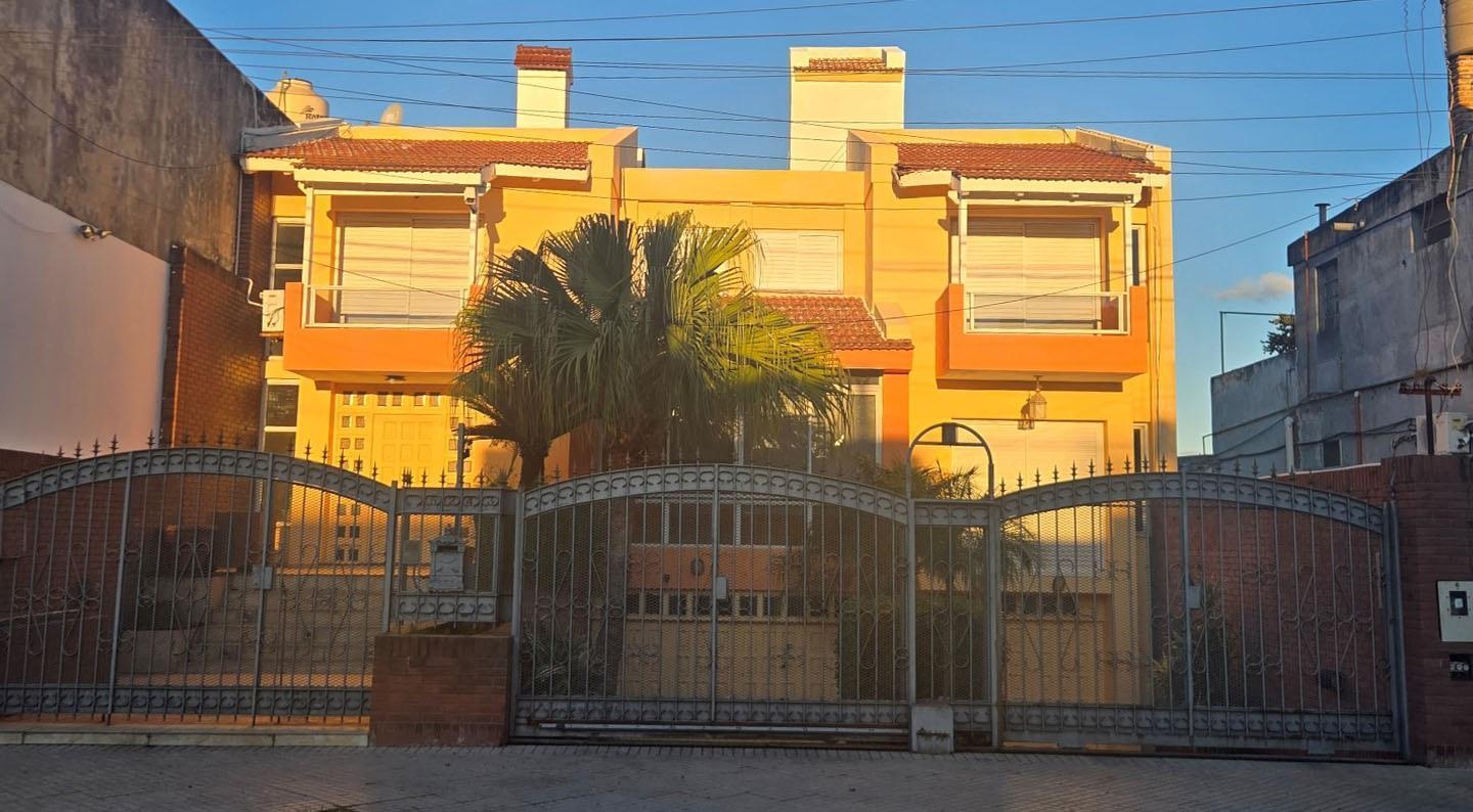Foto de Venta Casa Rosario. 4 Dormitoros. Dos cocheras. Pileta Jardín. Permuta, imagen 1