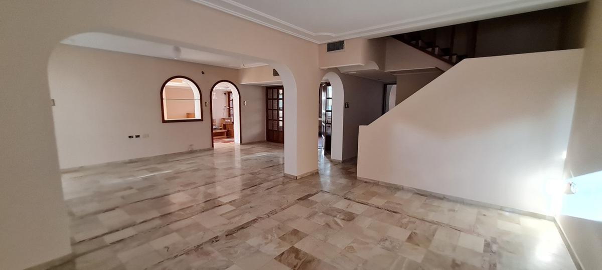 Foto de Venta Casa Rosario. 4 Dormitoros. Dos cocheras. Pileta Jardín. Permuta, imagen 2