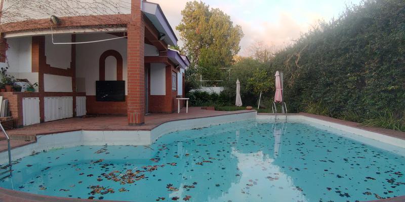 Foto de Venta Casa Rosario. 4 Dormitoros. Dos cocheras. Pileta Jardín. Permuta, imagen 3