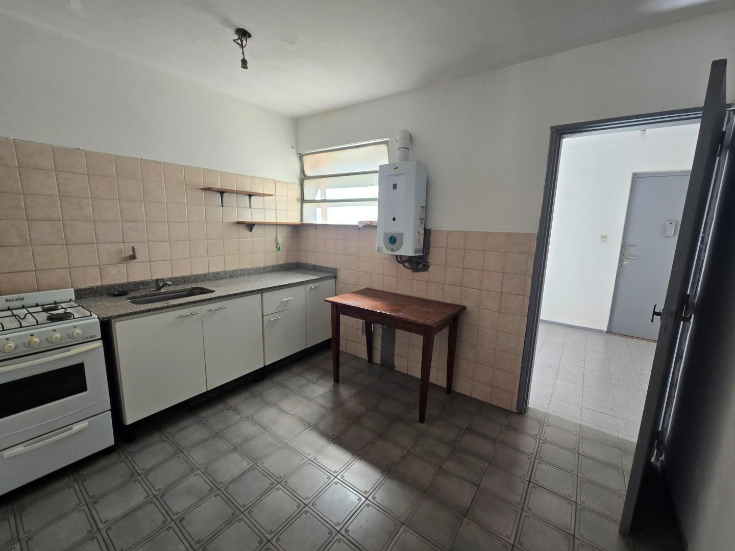 Foto de Venta departamento Rosario. Jujuy y Moreno. Al frente con balcón, imagen 3