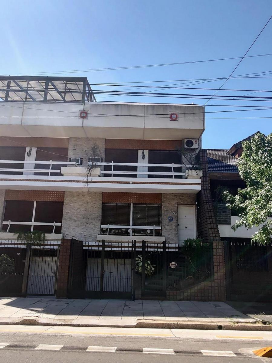Casa Tríplex Cochera Cubierta Terraza y Parrilla 5