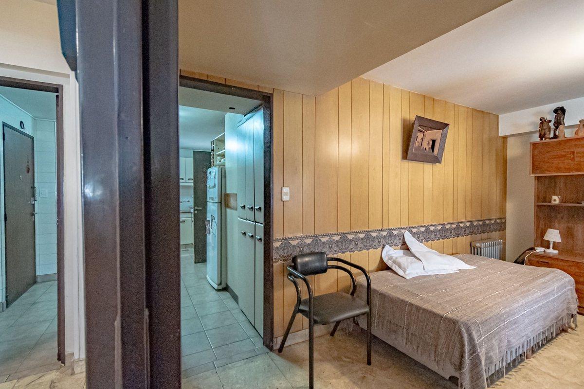 Venta Semipiso de 8 Ambientes con Balcon y Cochera 2