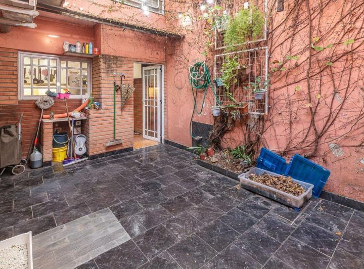 Venta casa 6 amb Boedo patio y terraza buen estado 2