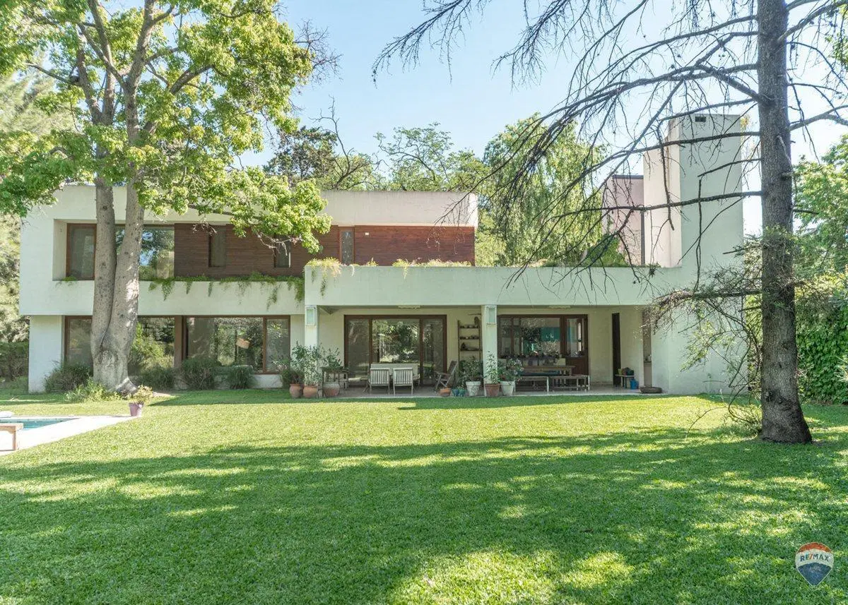 Venta casa 7 amb en Parque Leloir pileta cocheras 5