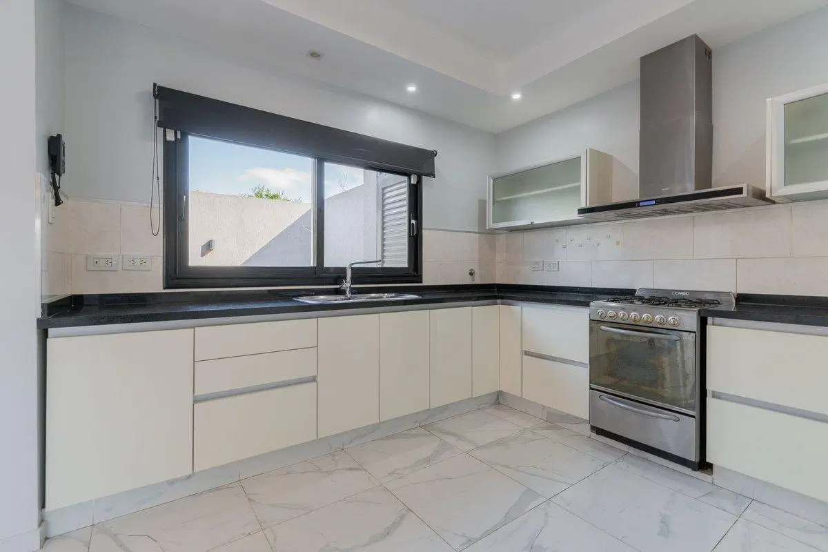 Casa en 2 Plantas con Cochera Venta Banfield BsAs 4