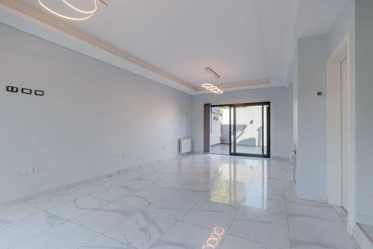 Casa en 2 Plantas con Cochera Venta Banfield BsAs 5