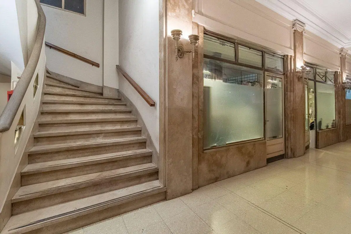 OFICINA COMERCIAL VENTA EN AV DE MAYO MONSERRAT 4