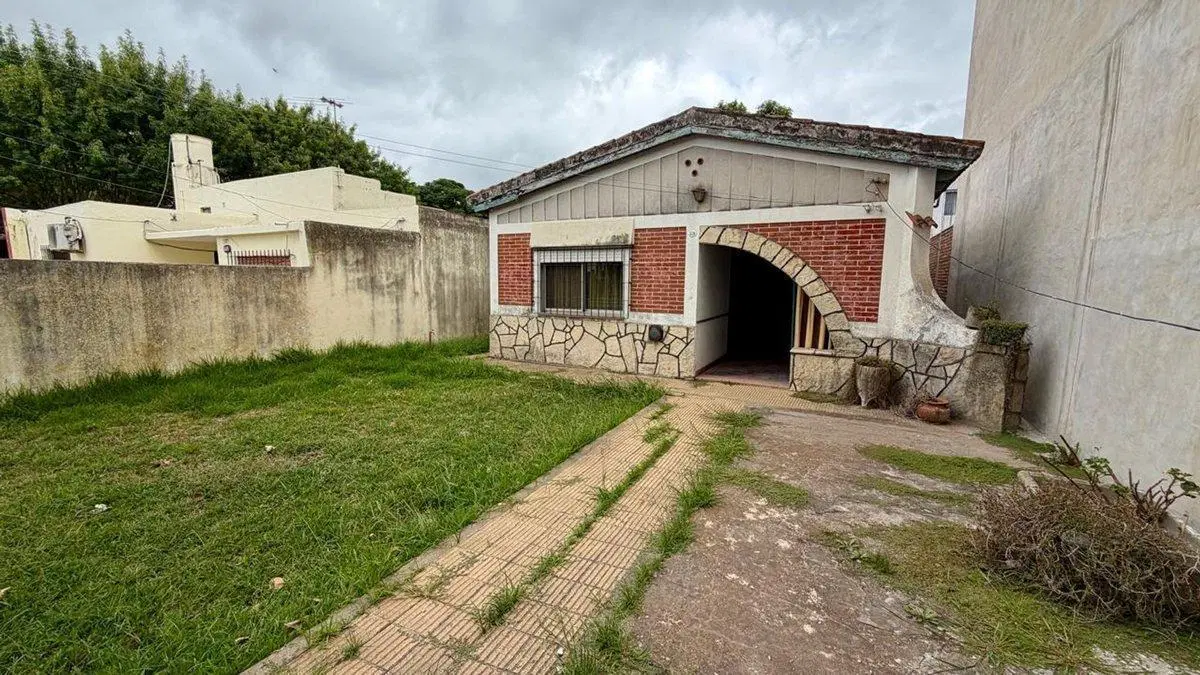 CASA 3 AMB VENTA TRISTAN SUAREZ PATIO COCHERA 3