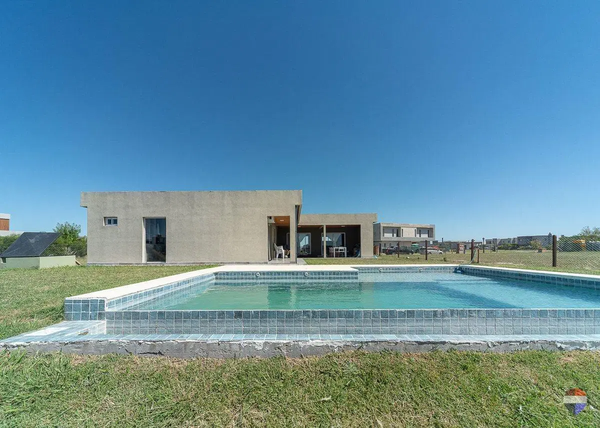 CASA 4 AMBIENTES EN VENTA SAN SEBASTIAN CON PILETA 4