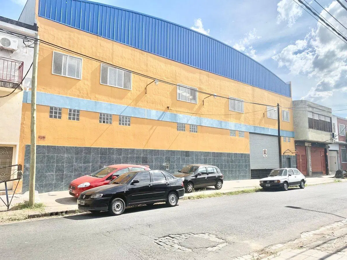 Venta Galpon en Caseros 1700 m cubiertos IMPECABLE 2