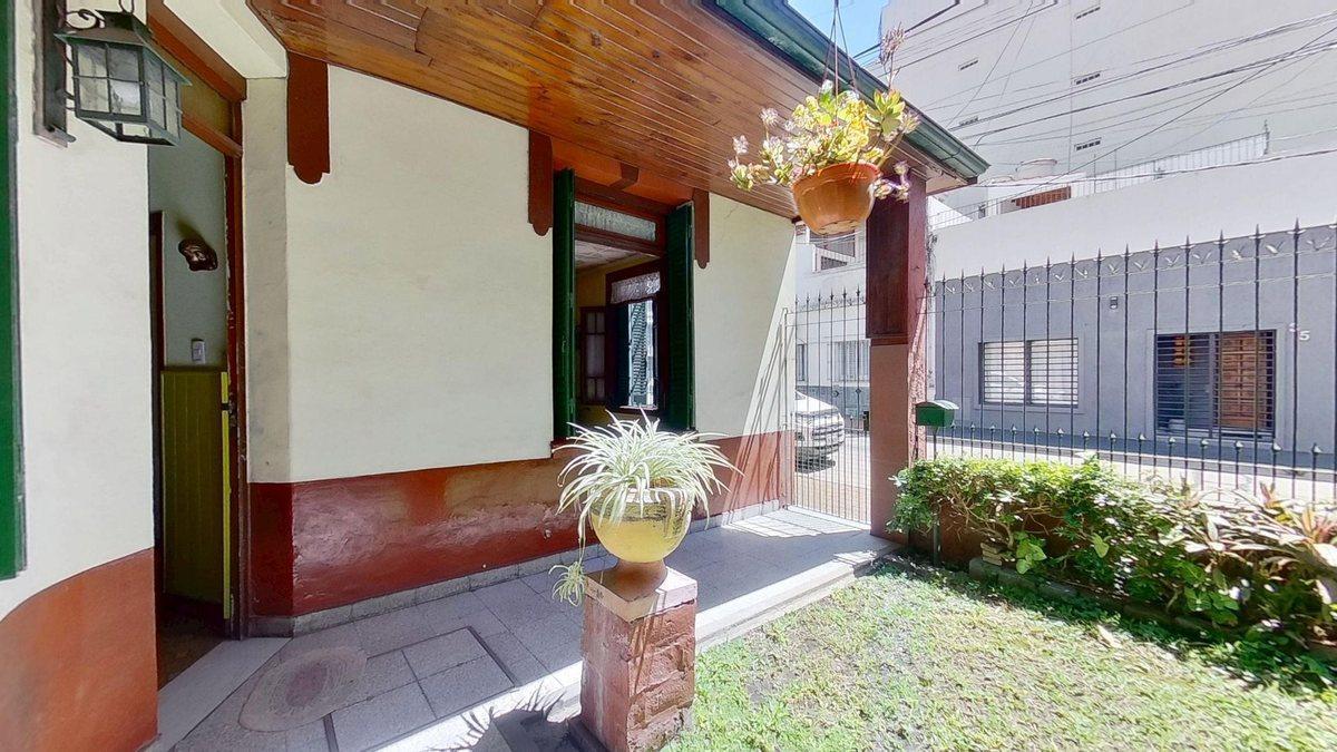 CASA 4 AMBIENTES EN 2 PLANTAS CON JARDÍN