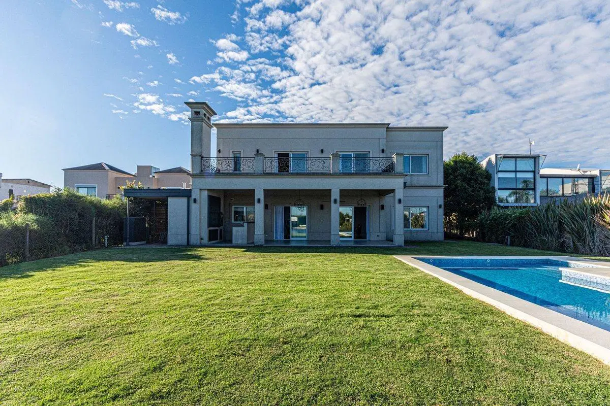 VENTA CASA A LA LAGUNA EN SAN BENITO CON PISCINA 3