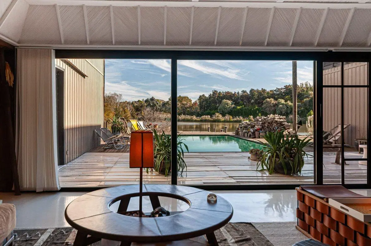 VENTA CASA DE DISEÑO EN PILARÁ FRENTE A LAGUNA 3