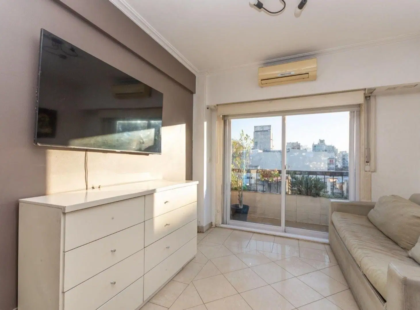 DEPTO EN VENTA 4 AMB CON BALCON FLORES LUMINOSO 5