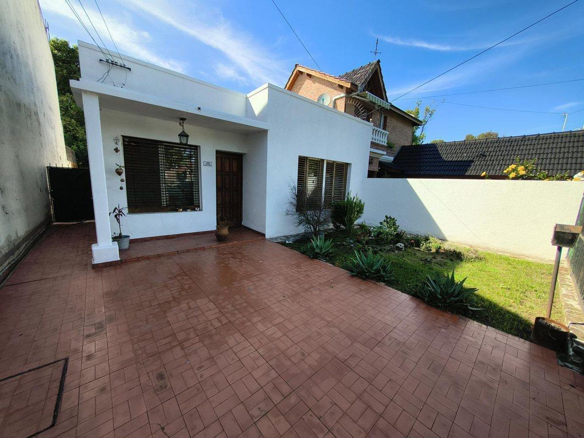 VENTA casa lote propio FONDO CON PILETA 3 HABITACI