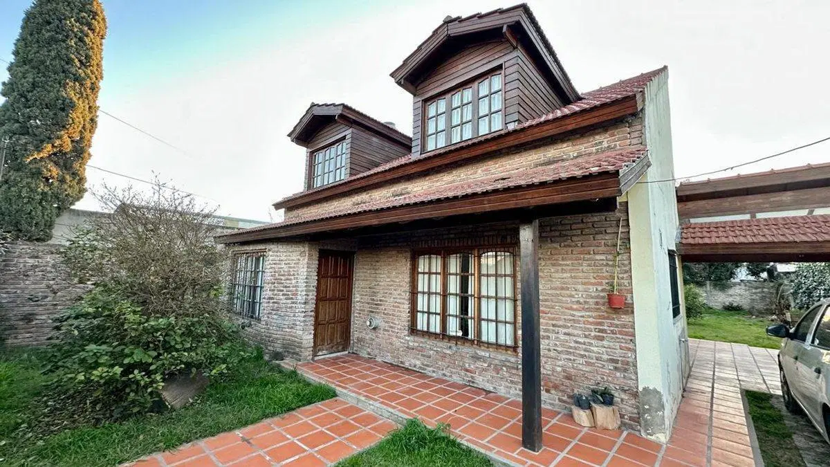 CASA 4 AMB EN VENTA HURLINGHAM LOTE DE 384 MTS 2