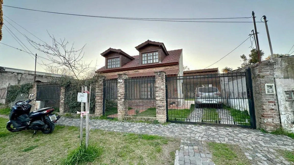 CASA 4 AMB EN VENTA HURLINGHAM LOTE DE 384 MTS 3