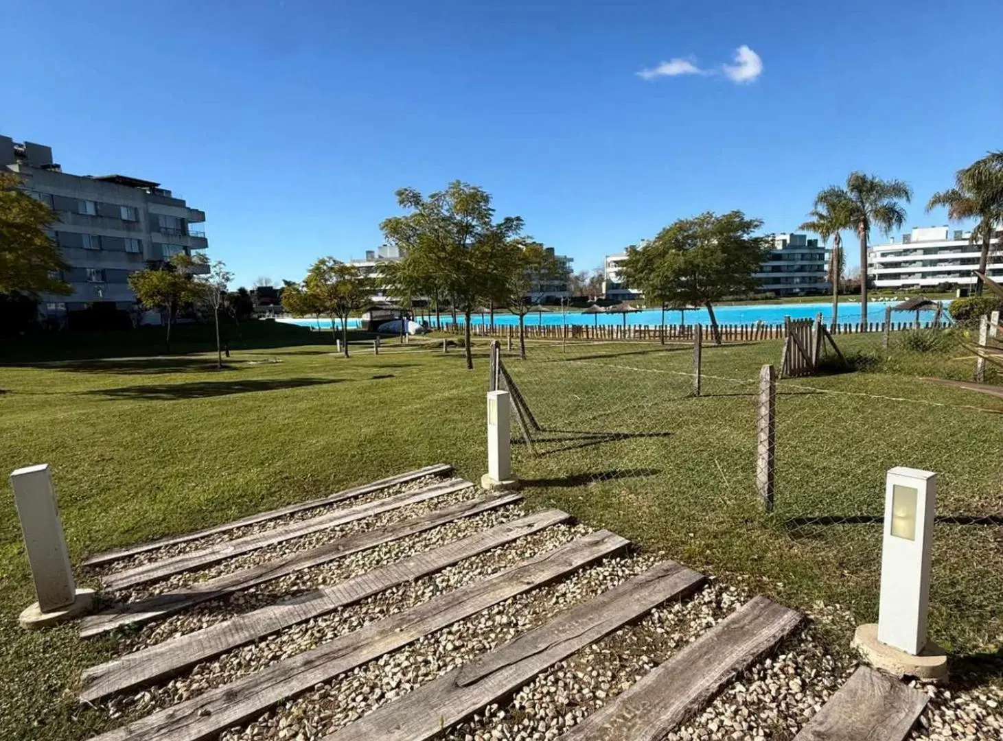 VENTA 2 AMBIENTES CON PATIO CON JARDIN EN LAGOON 3