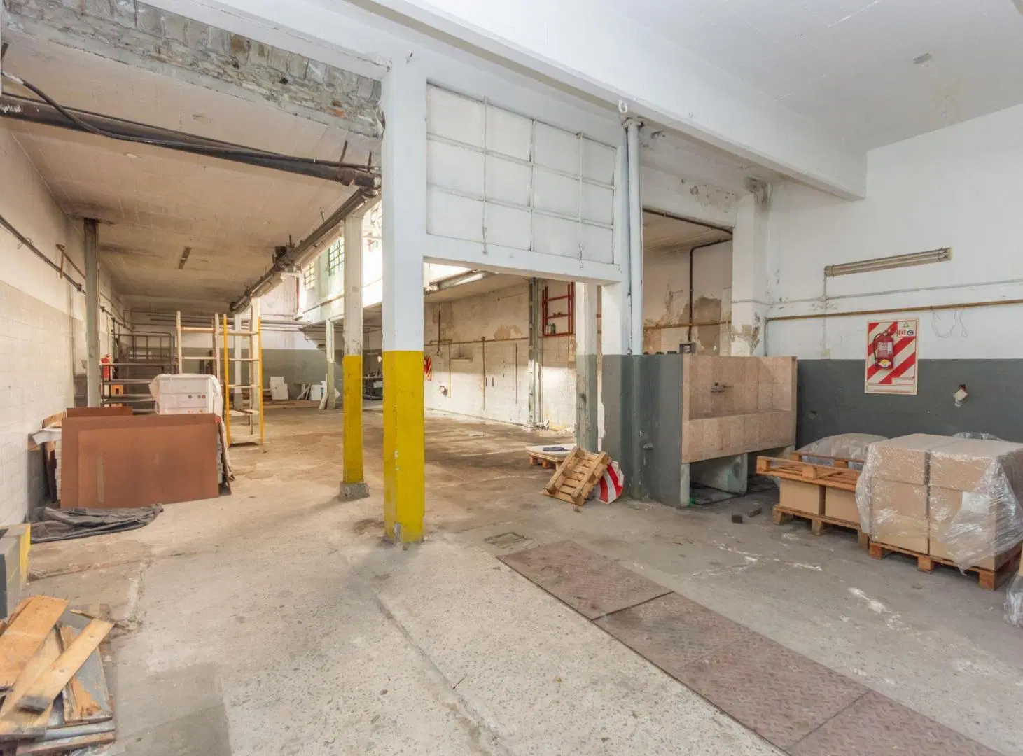 Venta  Deposito con oficinas y acceso vehicular 3